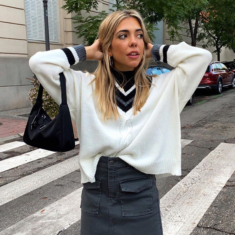 The V-neck of The British Style Sweater Is Slim