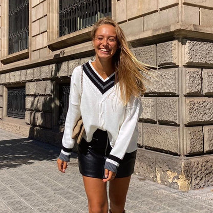 The V-neck of The British Style Sweater Is Slim